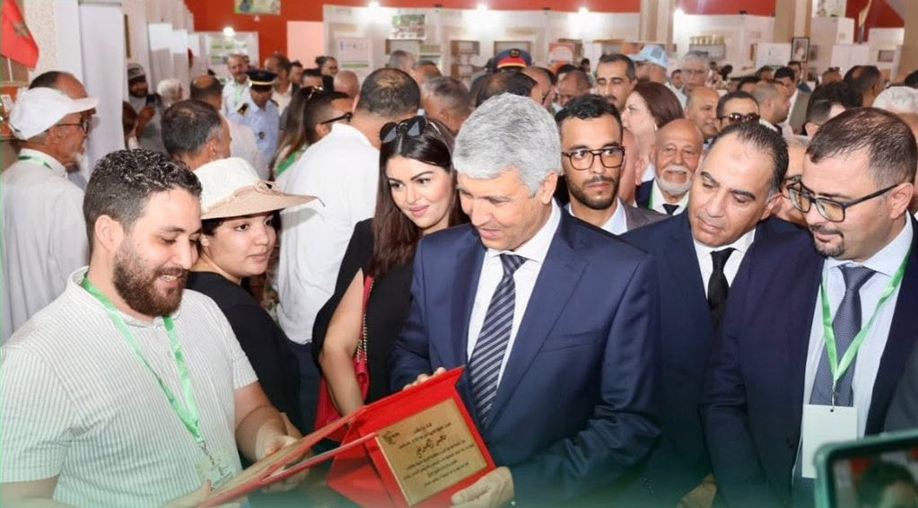 Remise d’un trophée à M. Mohammed Sadiki